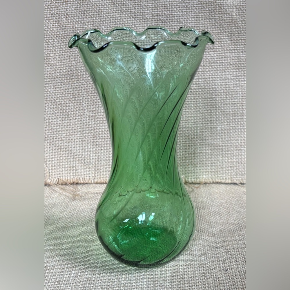 Small Vintage Green Glass Vase Swirl Illusion Scalloped Rim MCM Classic Cottage - Picture 1 of 3